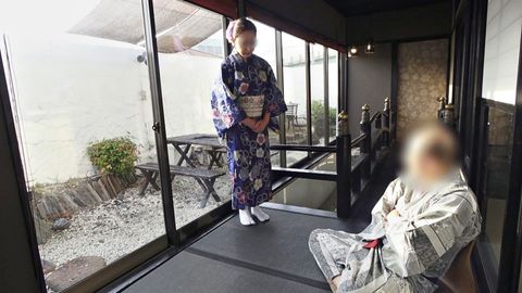 【無修正ｘ個人撮影】経営不振だった旅館が大盛況！有頂天になった女将が音信不通。女将を辱める為、従業員も通る中庭が見える部屋で恥ずかしい格好をさせて公開処刑！