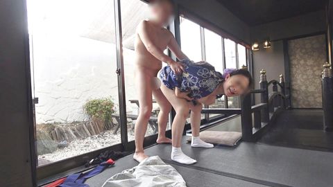 【無修正ｘ個人撮影】経営不振だった旅館が大盛況！有頂天になった女将が音信不通。女将を辱める為、従業員も通る中庭が見える部屋で恥ずかしい格好をさせて公開処刑！
