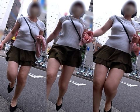 【ノーブラ探訪】小走りで揺れる完熟おっぱい&ローアングルTバック生尻!!!
