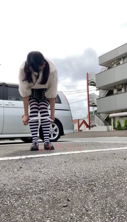 〈素人自撮り〉大学1**！ツインテールでシマシマのニーハイ履いてのアイドル風？服装。そしてヲタク**風に眼鏡かけてお外でディルドオナニーしちゃいました、、