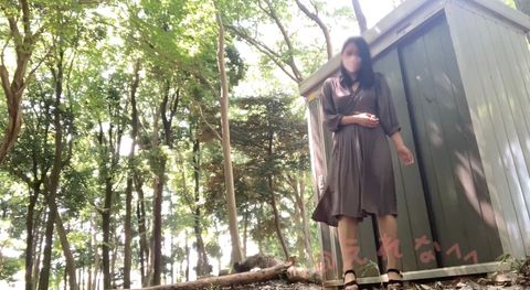〈素人自撮り〉大学1**！プレゼントで貰った際どすぎるマイクロビキニをワンピースの下に着て露出狂みたいにガバッーって広げてからオナニー、その後ワンピースも脱いじゃいました、、