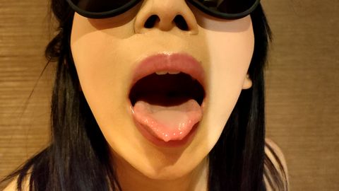 スレンダー色白美女にオナラを無理やり嗅がされ続けながら、高速ディープスロートで大量口内射精