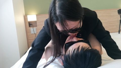 スレンダー美人の人妻に顔や鼻を舐められ唾液塗れにされながら、優しく騎乗位で搾り取られちゃった僕