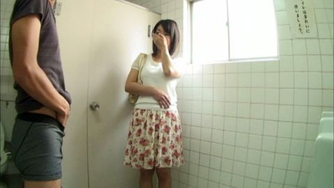 ナンパした美巨乳*にチンポをシゴかせしゃぶってもらう！