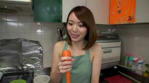 キッチンで変態調教プレイ！「ニンジンでおま●こイっちゃいました」 香純あいか part2