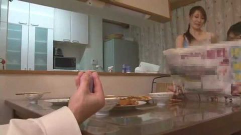 *がキッチンで悪い友達にエッチなことされている