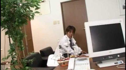 社長秘書がディスクの下に潜んでお決まりフェラ中