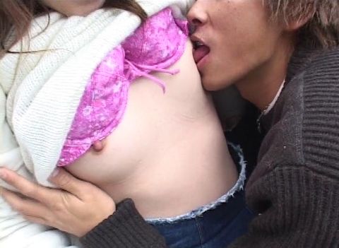 野外SEX！しかも真冬の雪の中。