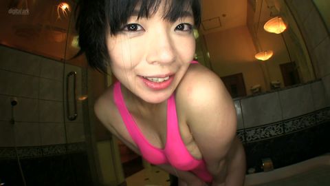 ハイレグから漏れてますっ〜おっぱいお*さん！！お風呂でピチャピチャっセックスで、立っちゃう乳首〜エロ〜っ！！