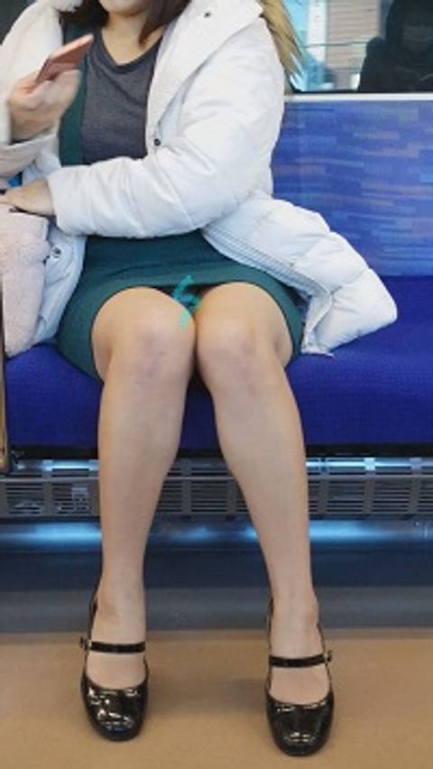 超カワイイ美大生の電車対面パンチラ　縦動画