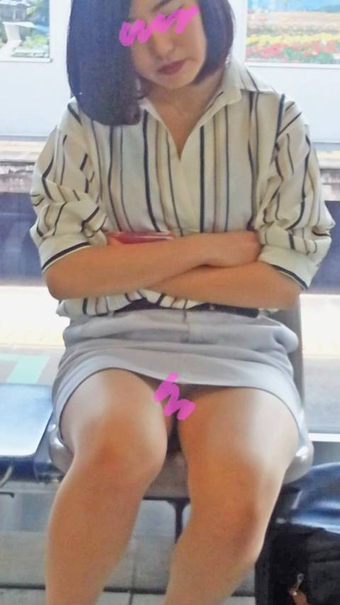 ★待合室で話に夢中になり過ぎる美人さん！　パンティ丸見え！★