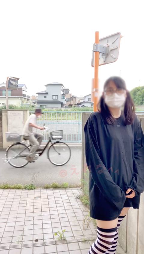 〈素人自撮り〉大学1**！下着の上にロンTだけを着てその場でパンツを脱いでディルドオナニーしました、、すぐ後ろに自転車とか通行人とか車とか通ってスリル満点の露出オナニーで何度もイっちゃいました、、