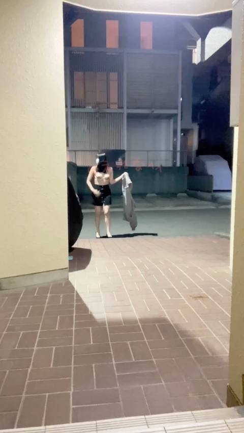 〈素人自撮り〉大学1**！最初はマンションの入り口でディルドオナニーしてたけどエスカレートしてほぼ全裸状態で道路にでちゃいました、、何人か人が通って最後はモロ見られました、、、