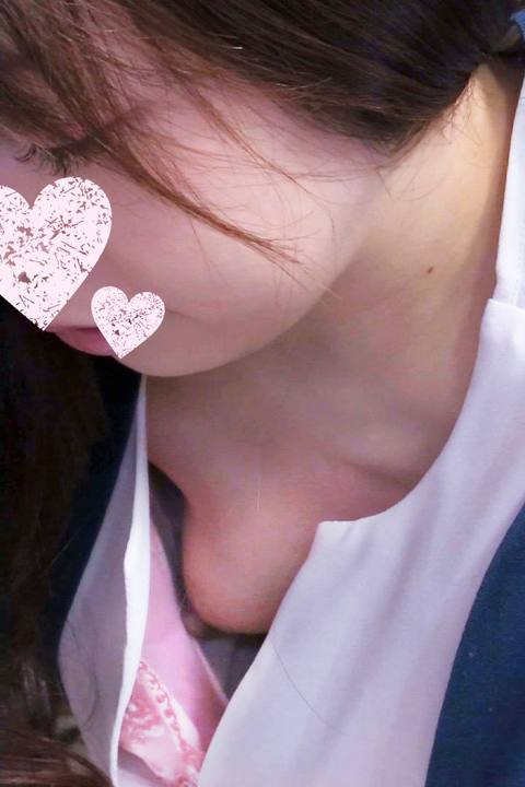 おねえさんのでかい乳首・・・
