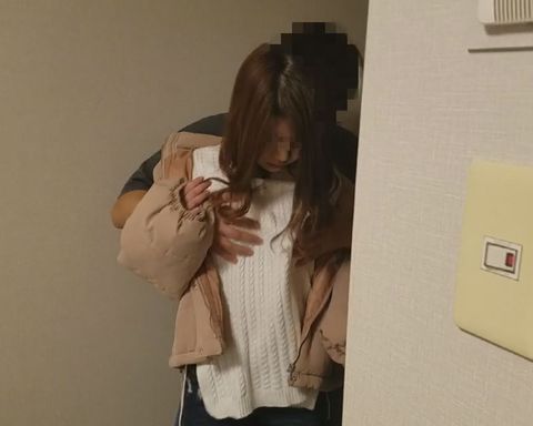 【個人】会社倒産で歳の差婚の世間知らず幼妻を他人棒で辱め悲痛の表情のまま中出し