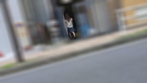 【個人】小柄な美尻の奥さんの自宅に押し入り玄関先で生膣を**中出し。