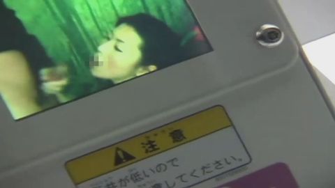 【初めての露出プレイ】欲求不満なセレブ系美人妻…車内でローターオナニーさせた後は、プリクラ内でフェラチオ口内発射でご満悦！