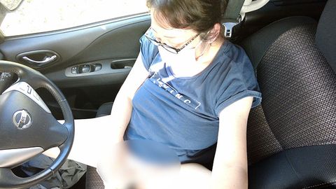 【オナニー・自撮り】スーパーの駐車場でディルドオナニーする人妻
