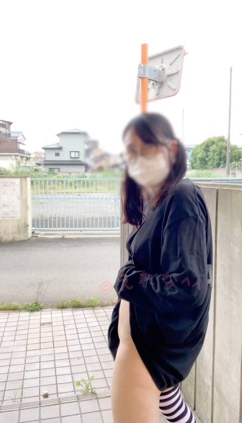 〈素人自撮り〉大学1**！下着の上にロンTだけを着てその場でパンツを脱いでディルドオナニーしました、、すぐ後ろに自転車とか通行人とか車とか通ってスリル満点の露出オナニーで何度もイっちゃいました、、
