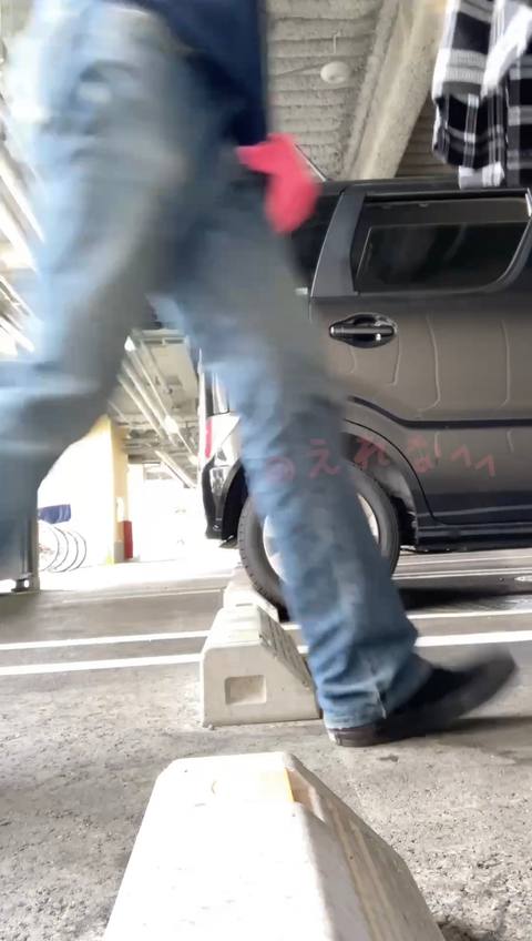 〈素人自撮り〉大学1**！スーパーの駐車場でディルドオナニーしていたら急におじさんが来てびっくり！！貰ったタトゥーシール貼ったけどうまく貼れなくてズレちゃってます、、
