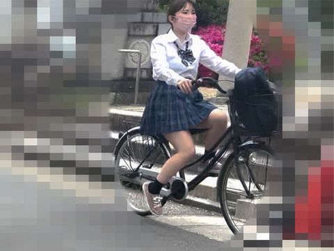 [Bicycle panchira] Pure white panties for uniform girls. Excited by the appearance of running in the downtown area [chase]