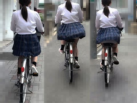 [Bicycle panchira] Pure white panties for uniform girls. Excited by the appearance of running in the downtown area [chase]