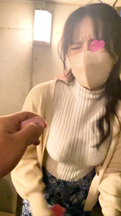 Hカップ神乳OLにローター散歩/ドM女/敏感すぎて、通行人がいるのに道端でうずくまる。