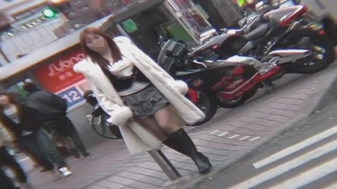 【露出好きな人妻2名】人通りの多い所でローター起動！高架下で指ズボオナニー！感じまくって変態MAX！！