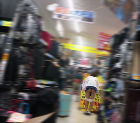 【女装露出】例の殿堂で露出！最後は売り場でイっちゃった！