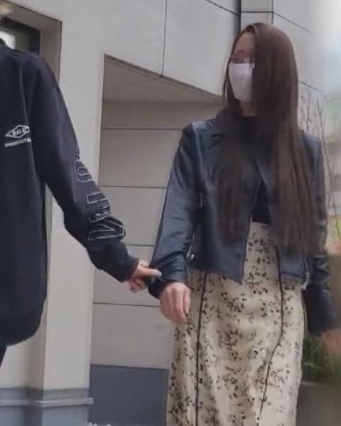 【個人】ガールズバー美人オーナー、休日の取立てに抵抗するも無理やり屋外で陰部を露出させ、美脚スレンダーな肢体に大量中出し