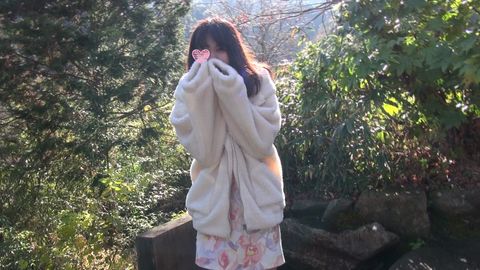 野外露出！敏感スレンダー美熟女を無理やり外に連れ出して中出しSEX！恥ずかしがりながら潮吹きまくるドスケベ女♥