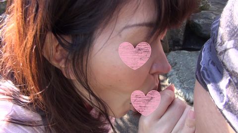 野外露出！敏感スレンダー美熟女を無理やり外に連れ出して中出しSEX！恥ずかしがりながら潮吹きまくるドスケベ女♥