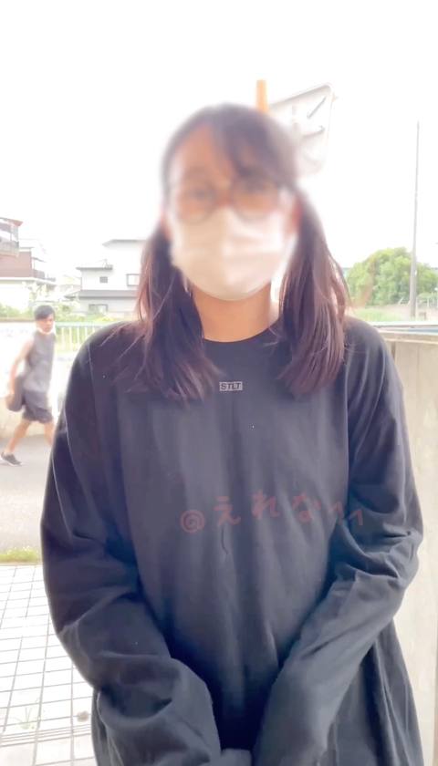 〈素人自撮り〉大学1**！下着の上にロンTだけを着てその場でパンツを脱いでディルドオナニーしました、、すぐ後ろに自転車とか通行人とか車とか通ってスリル満点の露出オナニーで何度もイっちゃいました、、