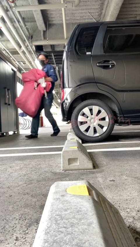 〈素人自撮り〉大学1**！スーパーの駐車場でディルドオナニーしていたら急におじさんが来てびっくり！！貰ったタトゥーシール貼ったけどうまく貼れなくてズレちゃってます、、