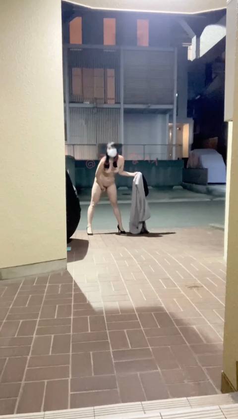 〈素人自撮り〉大学1**！最初はマンションの入り口でディルドオナニーしてたけどエスカレートしてほぼ全裸状態で道路にでちゃいました、、何人か人が通って最後はモロ見られました、、、