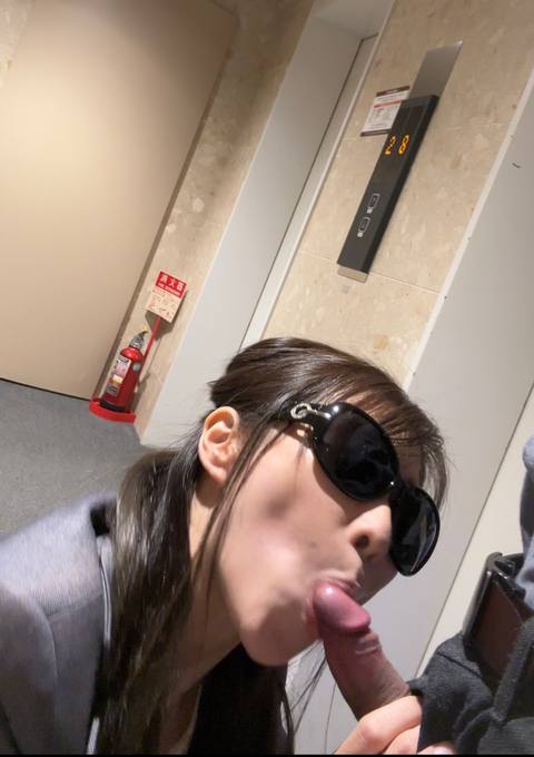 スーツ姿の人妻にフェラさせてその後セックス　白濁汁出まくり
