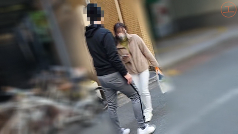 【個人】美乳にクビレでポニーテールが似合う小柄な若妻、返済滞納中に張込み**後、野外露出させキッチンで嬲り倒してキツキツマンコに大量中出し（サンプル再生時喘ぎ声大きいので注意）