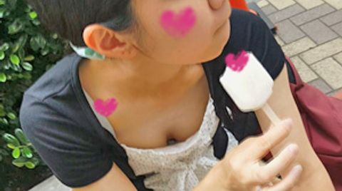 おっぱい狙いました。こっそりお友達の谷間鑑賞