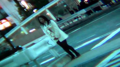 【野外露出】【リモコンローター】駅前の人通りの多い所でローター起動！ローターでめっちゃ感じイクっヘンタイ女たち！【2名】