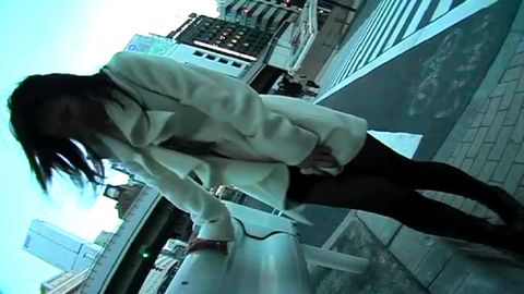 【野外露出】【リモコンローター】駅前の人通りの多い所でローター起動！ローターでめっちゃ感じイクっヘンタイ女たち！【2名】