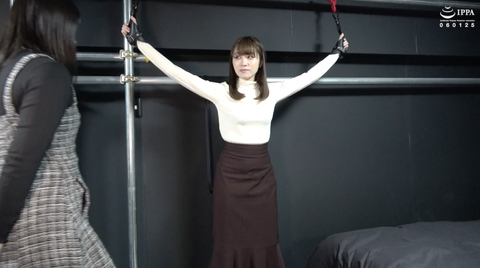 【F/Fくすぐり】大人気女優 桐香ゆうりチャンを立ち**してレズくすぐり責めの刑！
