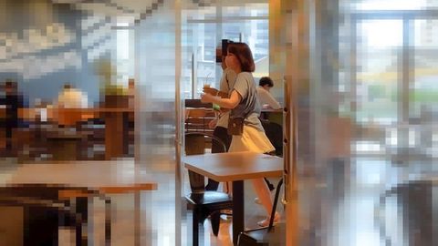 一個散佈在桌子下的Panchira世界。第5卷
