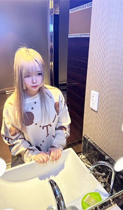 【激録】ショップ店員を口説き落とし半ば**フェラチオ。可愛い顔がゆがむまで加えさせる。