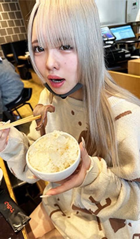 【激録】ショップ店員を口説き落とし半ば**フェラチオ。可愛い顔がゆがむまで加えさせる。