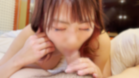 独特なフェラをするアパレル店員26歳。端正な顔立ちした女が音を激しく立てよだれまみれになりながらチ●ポにむしゃぶりつく→顔射。