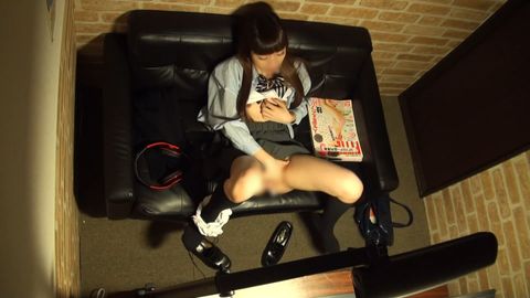 【**】根は真面目そうなギャルが初めてのネカフェで我慢できずにオナニー♥ 映像に合わせて自分の世界に入り込み、一心不乱にパイパンおまんこ弄り♥