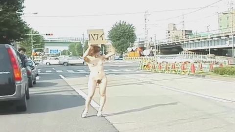 【超激ヤバ露出】！〈前代未聞〉！カフェで全裸になって繁華街を散歩で危険度MAX！！
