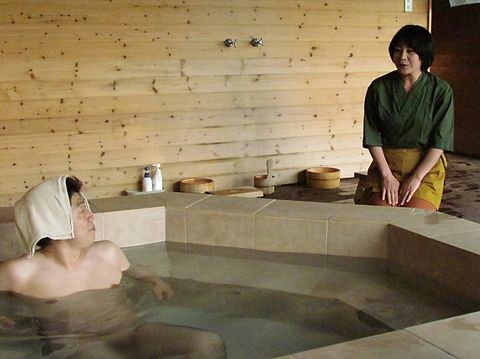 【****】温泉旅館の女将さんとイケないセックス