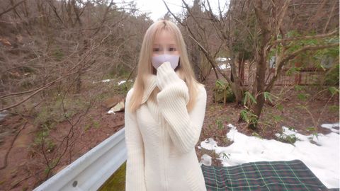 A real entertainer appears! Production affiliation, terrestrial talent and model, complete outdoor b