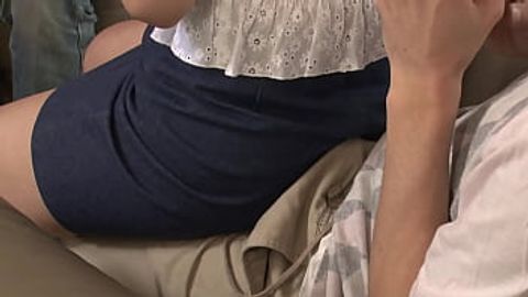 じゃれて突然膝の上に座ってきた女のお尻が股間にピタ！！お尻を動かす度に膨らむ僕のチ○コに気付いた彼女は…第２弾 Part 2